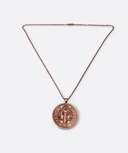 Dije San Benito en cobre con cadena